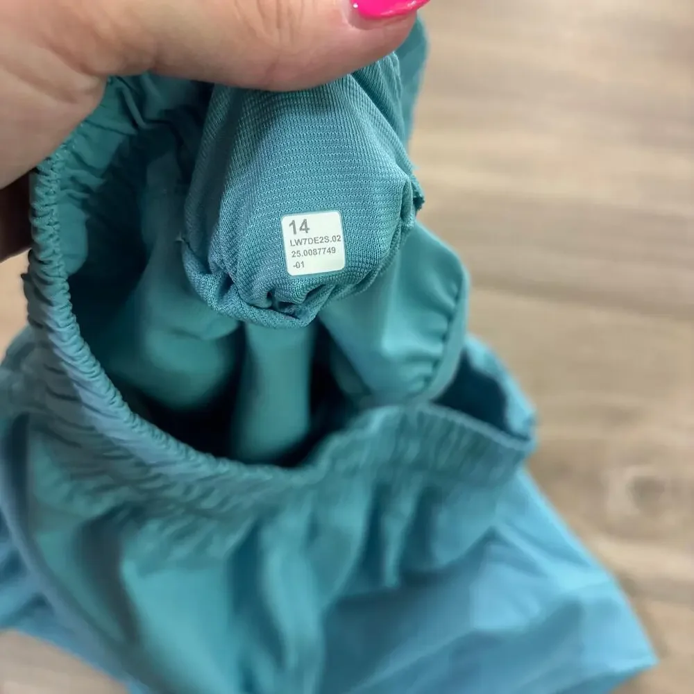 NWT Lululemon Hotty Hot Low-Rise Lined Short 2.5